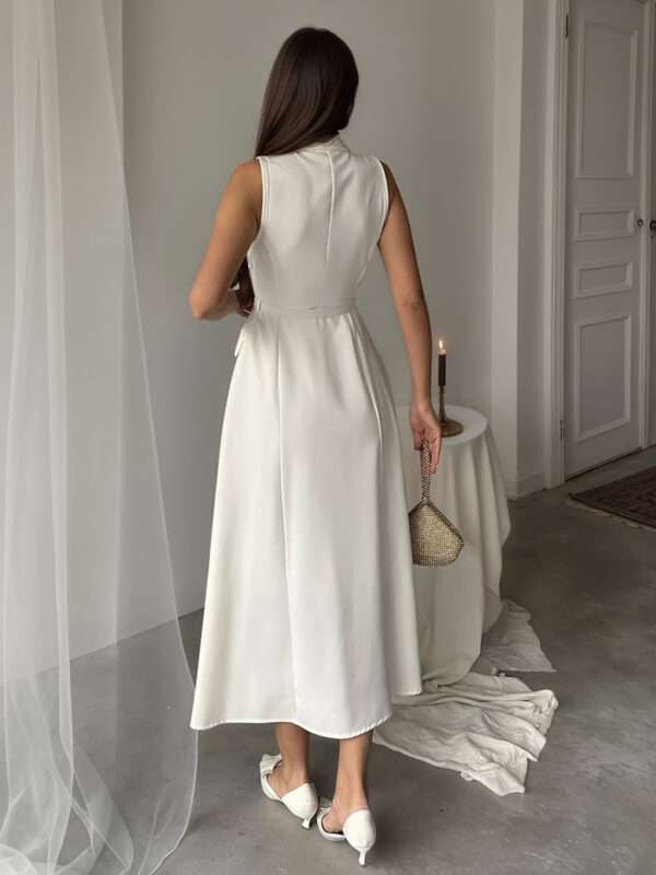 Solid-color sleeveless belt-embellished pearl-buttoned slim-fit slit professional dress