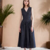V-neck pocketed midi dress with a simple, casual, loose, sleeveless design3 V-neck pocket mid-length dress – a simple, casual, loose-sleeved outfit.